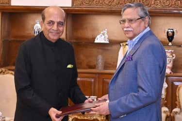 রাষ্ট্রপতির কাছে পরিচয়পত্র পেশ করলেন ভারতের হাইকমিশনার