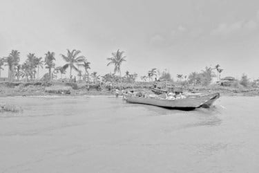 বালু তোলা মাটি কাটায় বাড়ছে নদীভাঙন