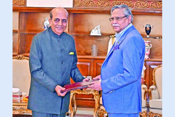 ভারতের নবনিযুক্ত হাইকমিশনার দিনেশ ত্রিবেদী পরিচয়পত্র পেশ করেন