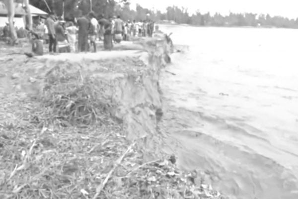 কমছে পানি বাড়ছে নদীভাঙন