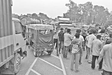 অটোরিকশা মালিক সমিতির নেতাকে মারধর, মহাসড়ক অবরোধ
