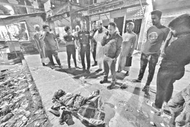 রাস্তায় পড়ে থাকা প্রতিবন্ধীকে হাসপাতালে পাঠালেন ইউএনও
