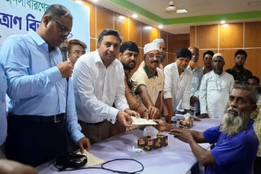 গাজীপুরে দুঃস্থ, অসহায় ও সুবিধাবঞ্চিত মানুষের মাঝে চেক বিতরণ
