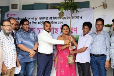 জামালপুরে শিক্ষার্থীদের মাঝে গাছের চারা বিতরণ