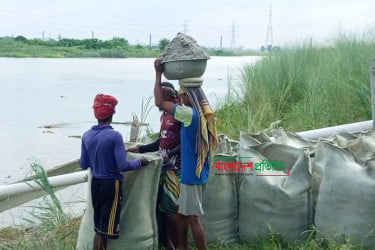 বাংলাদেশ প্রতিদিনের খবরে শুরু হলো আশ্রয়ন প্রকল্পের বাঁধ মেরামত