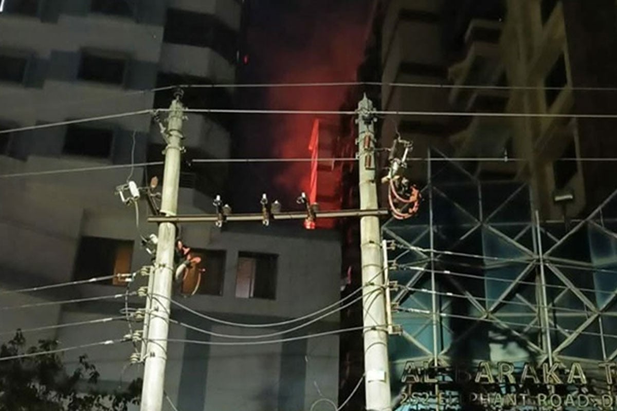 রাজধানীর কাঁটাবনে ১৪ তলা ভবনের দুটি ফ্ল্যাটে আগুন