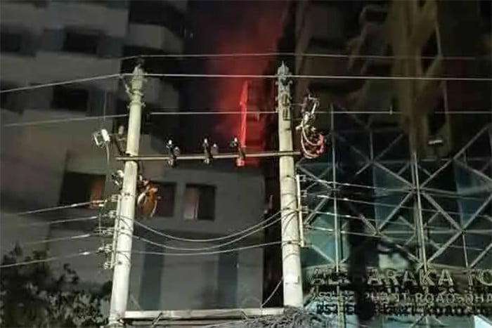 কাঁটাবনের আবাসিক ভবনের আগুন নিয়ন্ত্রণে