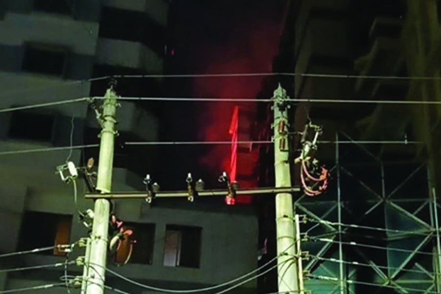 রাজধানীর কাঁটাবনে আবাসিক ভবনের আগুন, দুজনের মৃত্যু