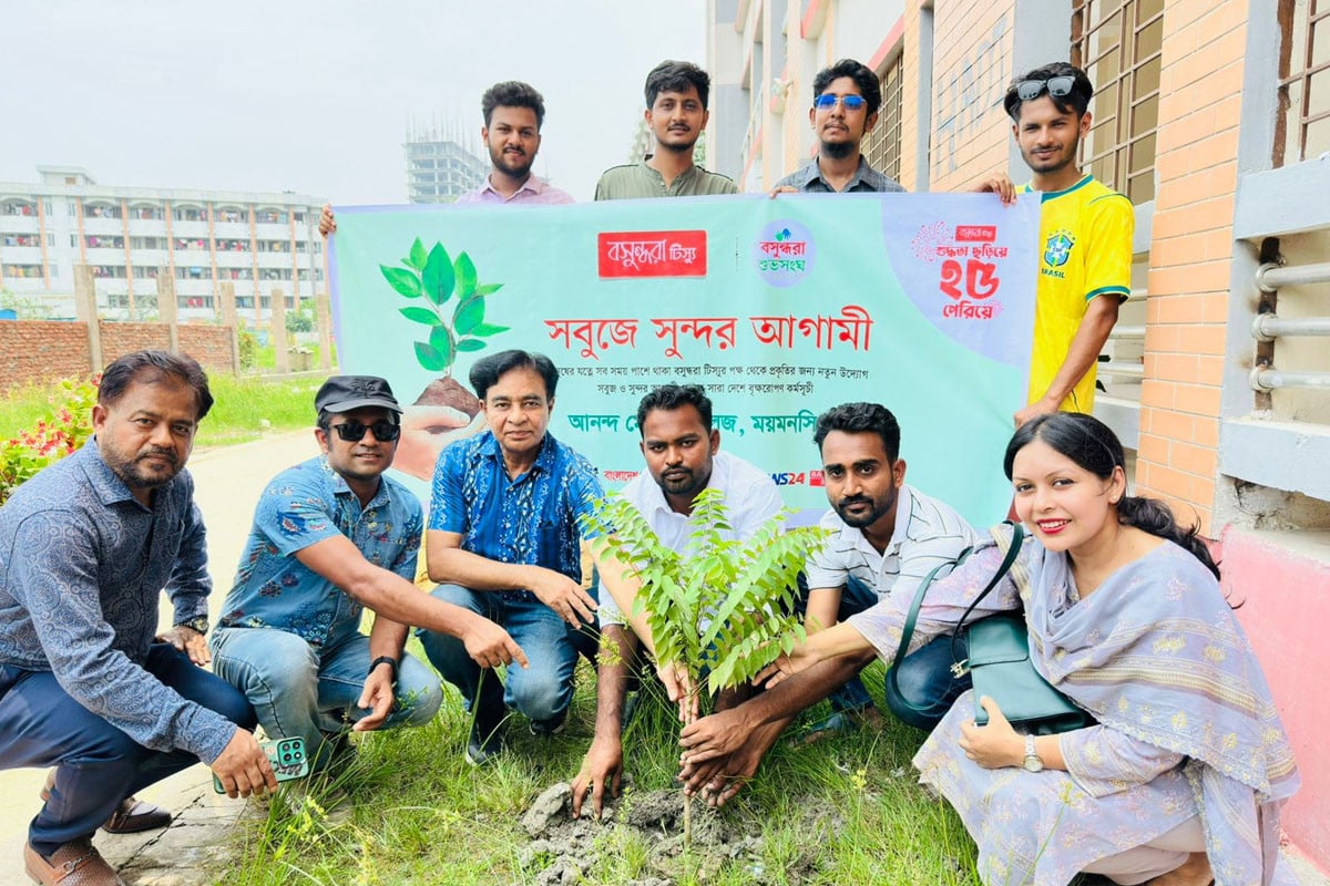 সবুজে সুন্দর আগামী গড়ার প্রত্যয়ে আনন্দ মোহন কলেজে বৃক্ষরোপণ কর্মসূচি