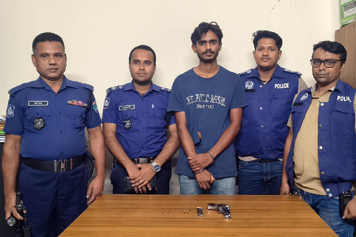 দৌলতপুর সীমান্তে বিদেশি পিস্তল ও গুলিসহ যুবক গ্রেফতার
