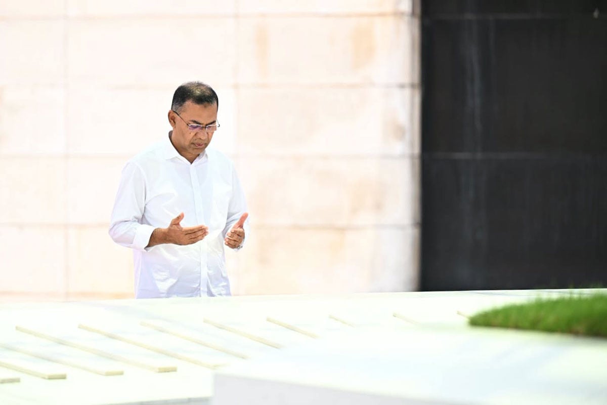 দেশে ফিরে বাবা-মায়ের কবর জিয়ারত প্রধানমন্ত্রীর