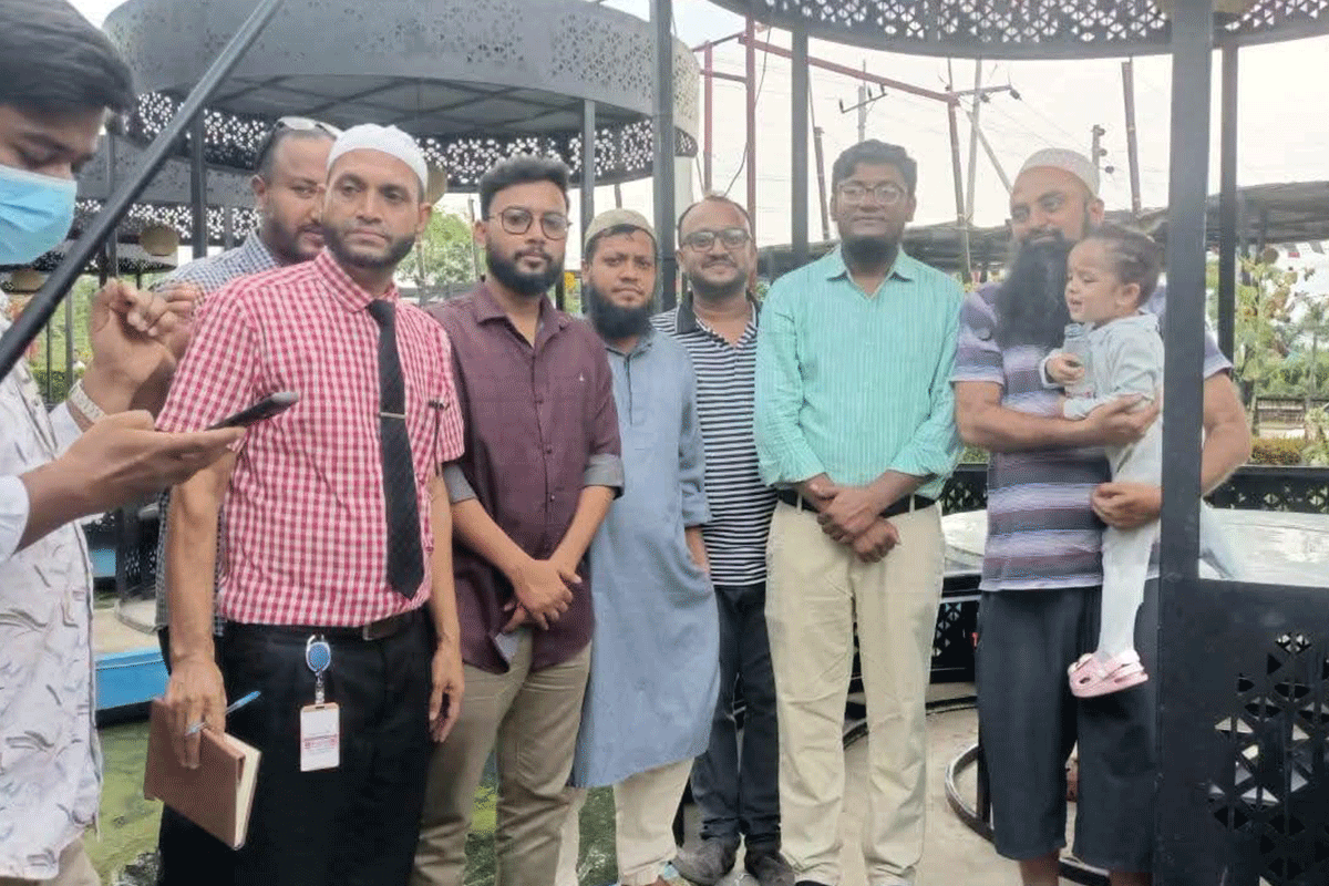 কুমিল্লায় রেস্টুরেন্টে ভুলে রেখে যাওয়া পাকিস্তানি শিশুকে পরিবারের কাছে হস্তান্তর