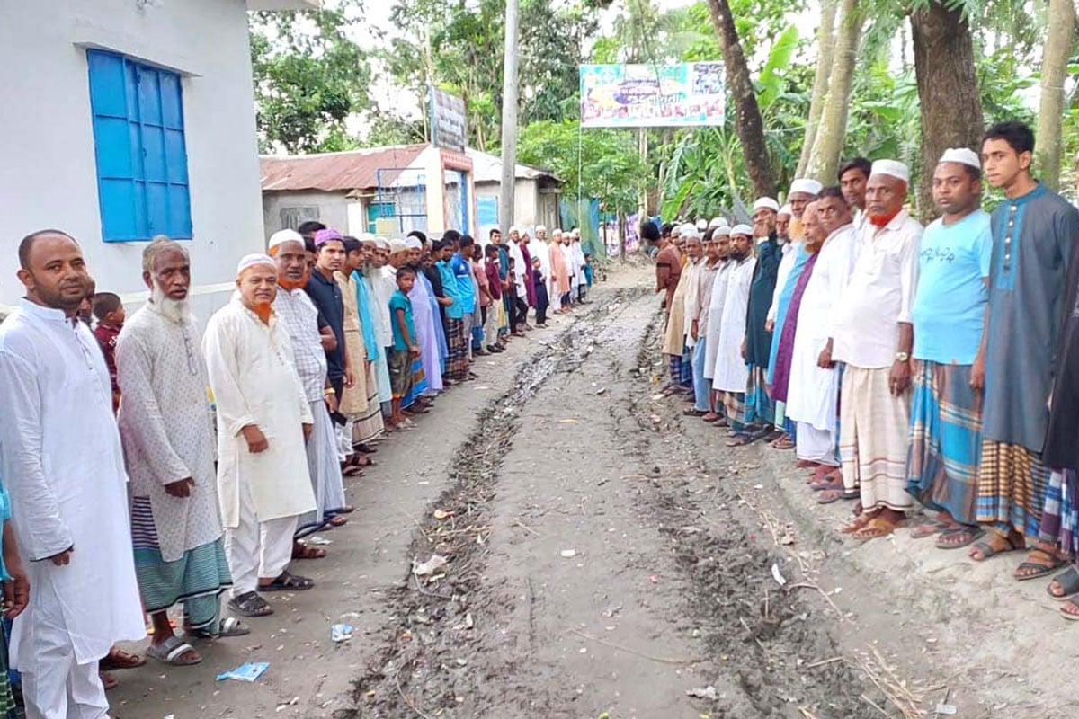 মনোহরগঞ্জে তিন বছরেও শেষ হয়নি সড়ক সংস্কার, দুভোর্গ চরমে