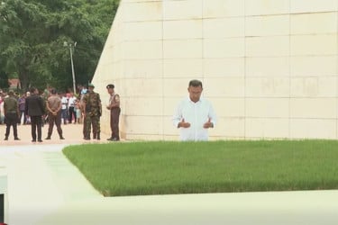 দেশে ফিরে বাবা-মায়ের কবর জিয়ারত প্রধানমন্ত্রীর