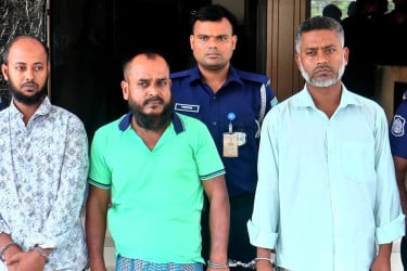নারায়ণগঞ্জে চোরাই গাড়িসহ চোরচক্রের তিন সদস্য গ্রেফতার