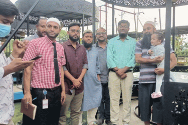 কুমিল্লায় রেস্টুরেন্টে ভুলে রেখে যাওয়া পাকিস্তানি শিশুকে পরিবারের কাছে হস্তান্তর
