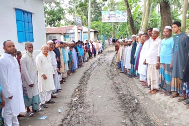 মনোহরগঞ্জে তিন বছরেও শেষ হয়নি সড়ক সংস্কার, দুভোর্গ চরমে