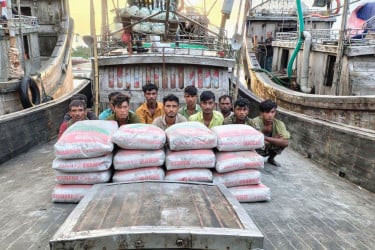 মিয়ানমারে পাচারকালে সিমেন্ট বোঝাই দু’টি বোটসহ আটক ২১