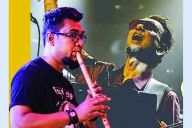 এক মঞ্চে আট ব্যান্ড