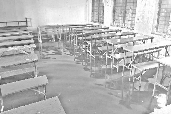 সামান্য বৃষ্টিতেই শ্রেণিকক্ষে হাঁটুপানি