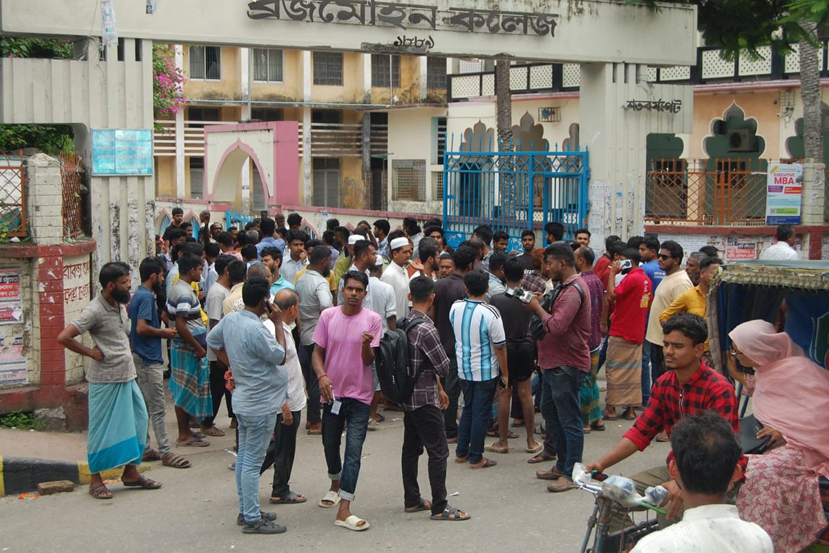 ভাড়া নৈরাজ্যের প্রতিবাদে বিএম কলেজ শিক্ষার্থীদের সড়ক অবরোধ