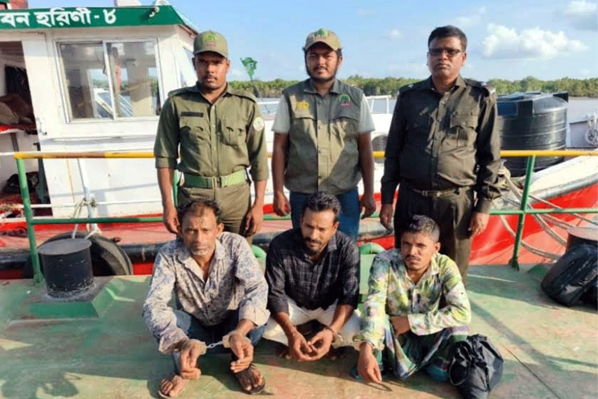 সুন্দরবনে ট্রলারসহ তিন জেলে গ্রেফতার