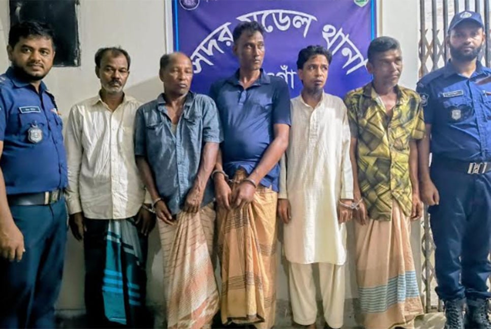 নওগাঁয় প্রতারক চক্রের ৫ সদস্য গ্রেফতার