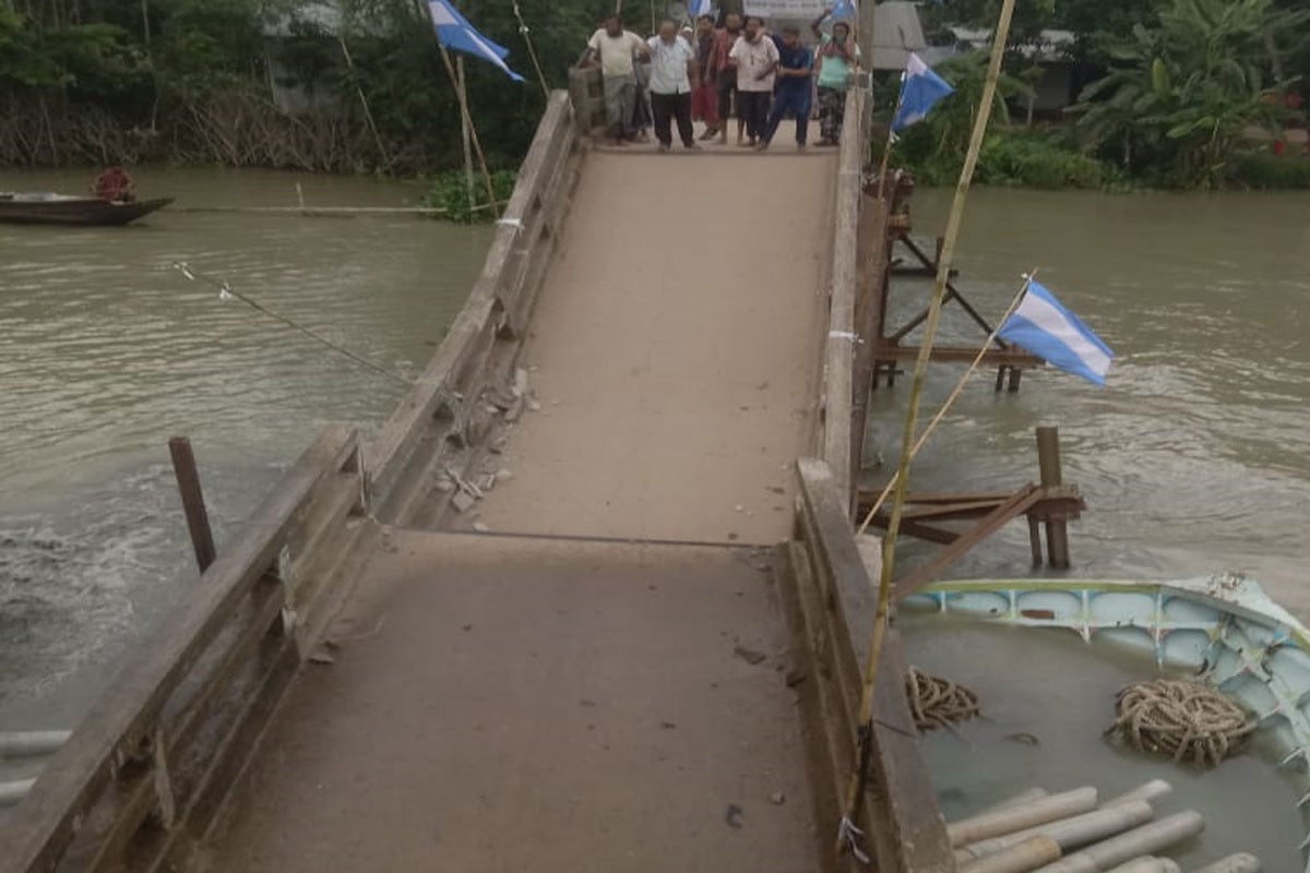 বাল্কহেডের ধাক্কায় সেতুর স্প্যান ধস, বানারীপাড়া-স্বরূপকাঠী সড়ক যোগাযোগ বন্ধ