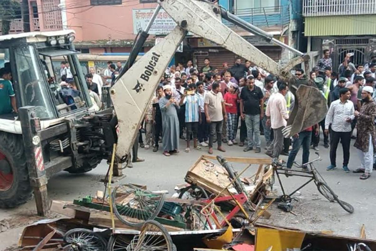 কুমিল্লা নগরীতে হকার উচ্ছেদ অভিযান, ভেঙে ফেলা হলো ভ্যান