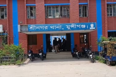 পুলিশের ওপর হামলার পর হ্যান্ডকাফসহ পালালেন আওয়ামী লীগ নেতা