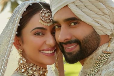 এবার ‘ডেটিং অ্যাপ’ বিতর্কে জ্যাকি, রাকুলের সঙ্গে সংসার কি তবে ভাঙছে