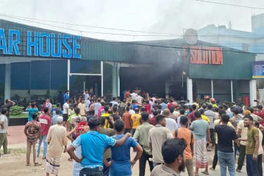 বগুড়ায় গাড়ি বিক্রির শোরুমে আগুন
