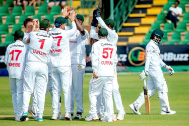 ৮ উইকেট হারিয়ে জিম্বাবুয়ের সামনে ধুঁকছে টাইগাররা