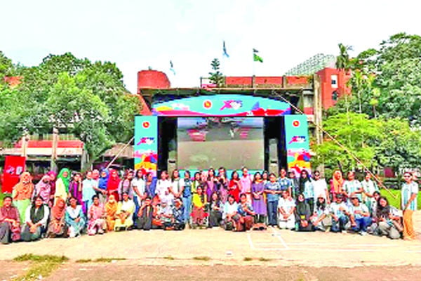 শহীদুল্লাহ হলে দলবেঁধে খেলা দেখলেন ঢাবির ছাত্রীরা