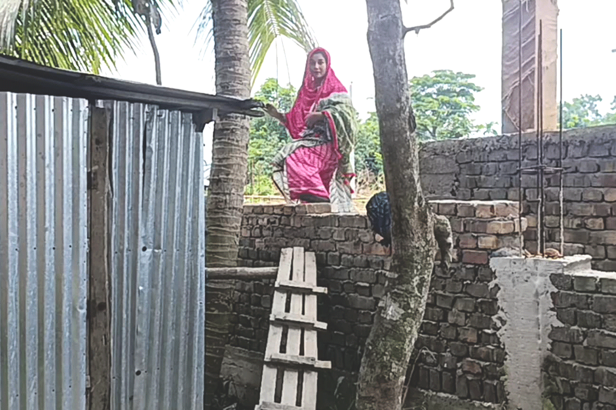রাস্তা বন্ধ: দেড় বছর ধরে পরিবারটির জীবন চলছে দেয়াল টপকে