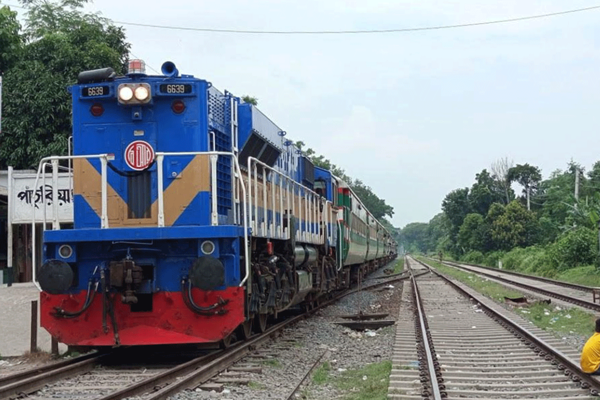 ছয় ঘণ্টা পর রাজবাড়ী-ঢাকা রুটে ট্রেন চলাচল স্বাভাবিক