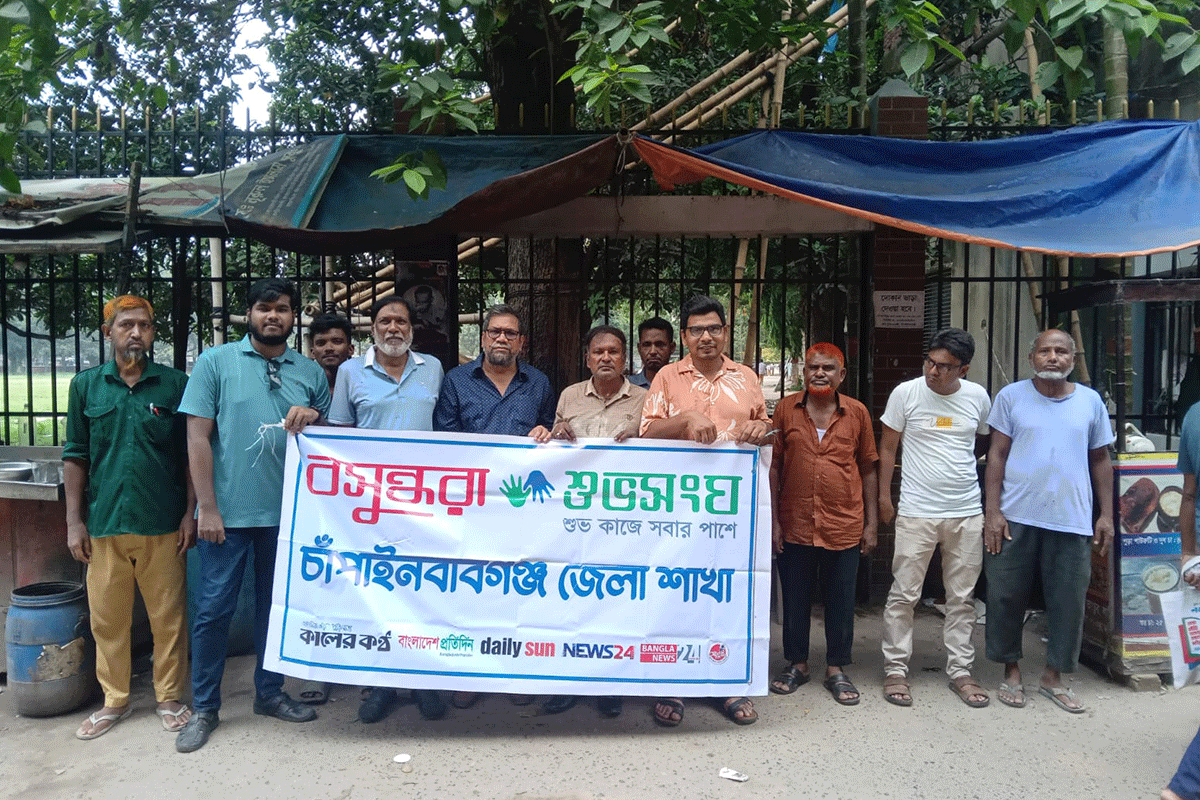 চাঁপাইনবাবগঞ্জে চালক ও পথচারীদের মাঝে শুভসংঘের প্রচারপত্র বিতরণ