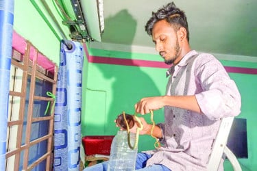 এসির ভিতরে কালনাগিনি