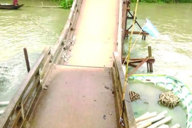 বাল্কহেডের ধাক্কায় সেতু ক্ষতিগ্রস্ত, দুই উপজেলায় সড়ক যোগাযোগ বন্ধ