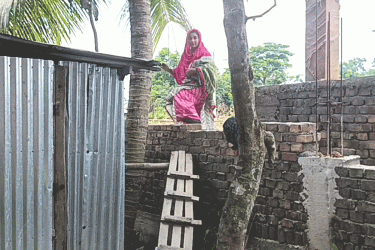 রাস্তা বন্ধ: দেড় বছর ধরে পরিবারটির জীবন চলছে দেয়াল টপকে