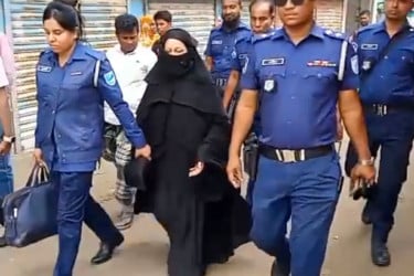 স্বামীকে গলা ও দুই হাতের রগ কেটে হত্যার অভিযোগ, স্ত্রী গ্রেফতার