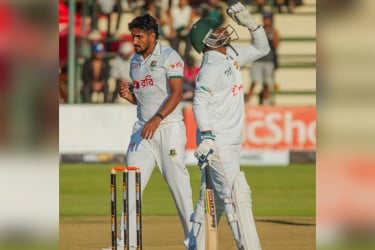 বড় লিডের পথে জিম্বাবুয়ে, চাপে বাংলাদেশ