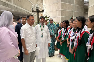 সংসদ অধিবেশন দেখল মাদারীপুরের শিক্ষার্থীরা, সাক্ষাৎ করল প্রধানমন্ত্রীর সাথে