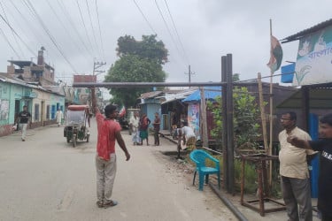 ইউনিয়নের রাস্তায় পৌরসভার লোহার পাইপ, ‘কিছুই জানেন না’ ইউএনও