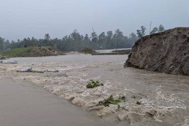 দুধকুমার নদের পানি বিপৎসীমার ২৬ সেন্টিমিটার ওপরে, বেড়িবাঁধ ভেঙে লোকালয়ে পানি