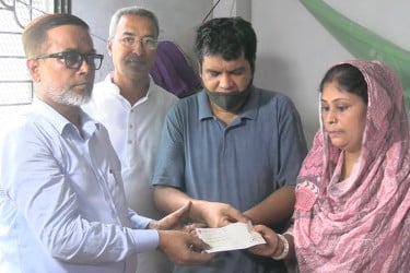 রিয়া গোপের পরিবারকে নাসিক প্রশাসকের আর্থিক অনুদান