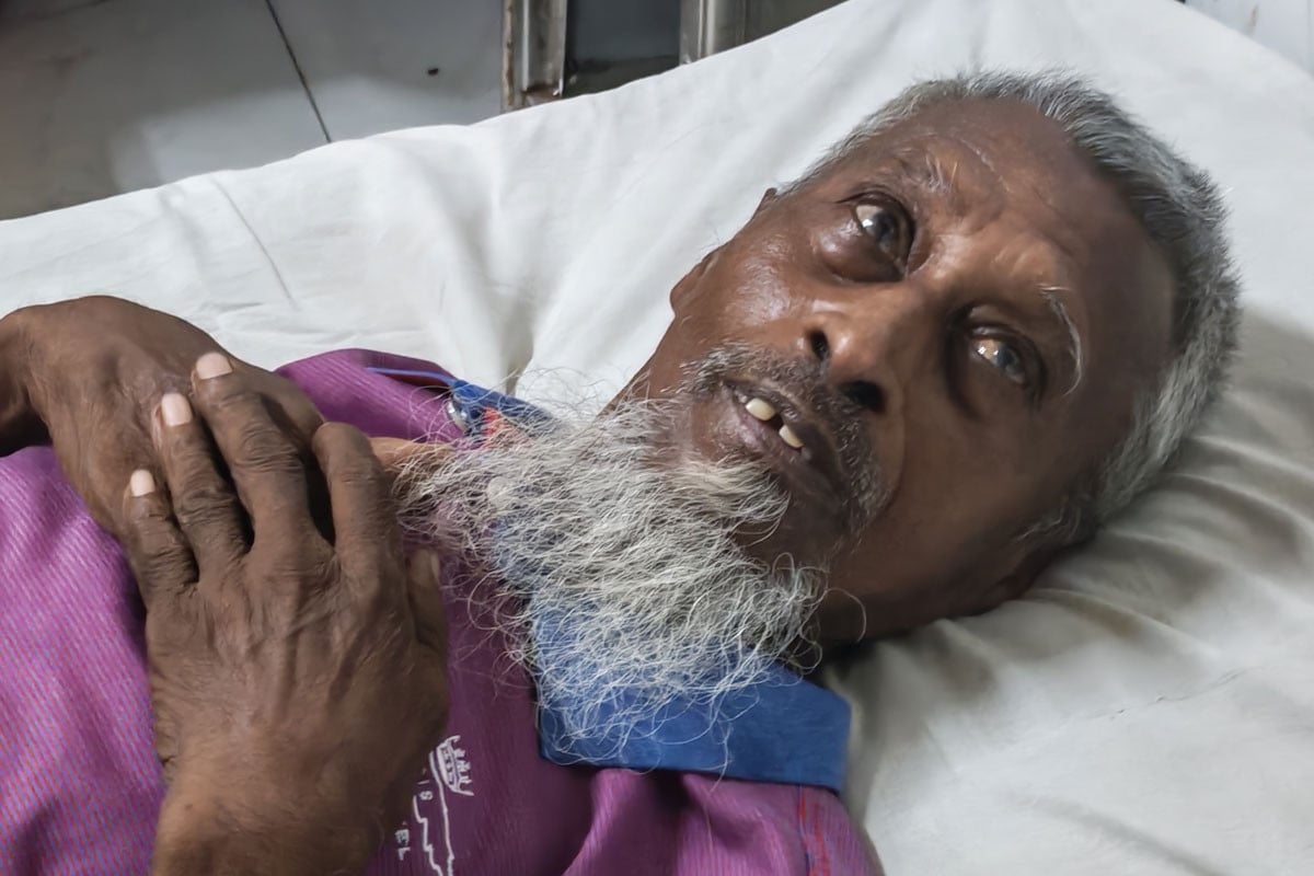 মাদারীপুরে রাস্তার পাশে পড়ে থাকা পরিচয়হীন বৃদ্ধকে হাসপাতালে ভর্তি