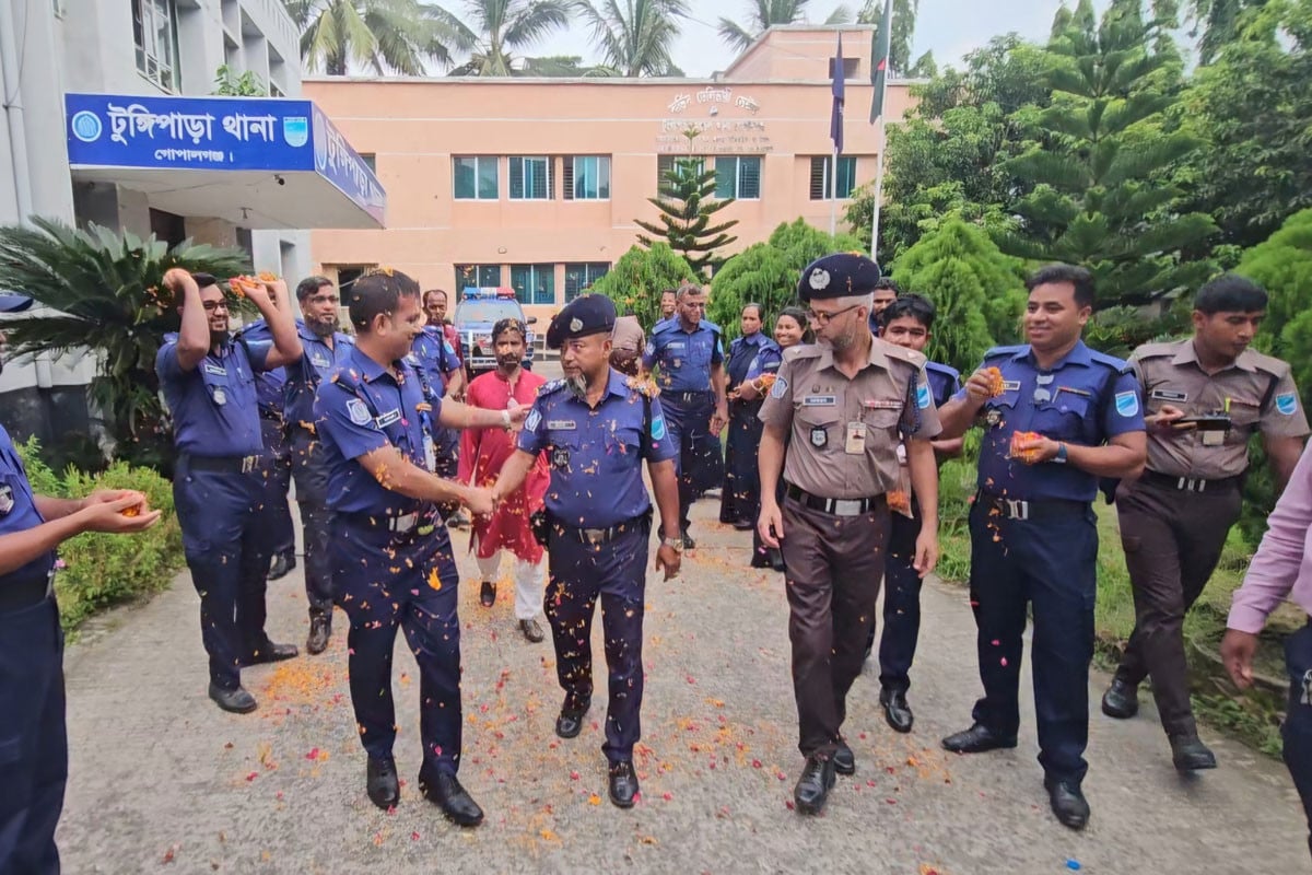 দীর্ঘ ৩৭ বছরের কর্মজীবন শেষে এসআই ছবির উদ্দিনের ‘অন্য রকম’ বিদায়