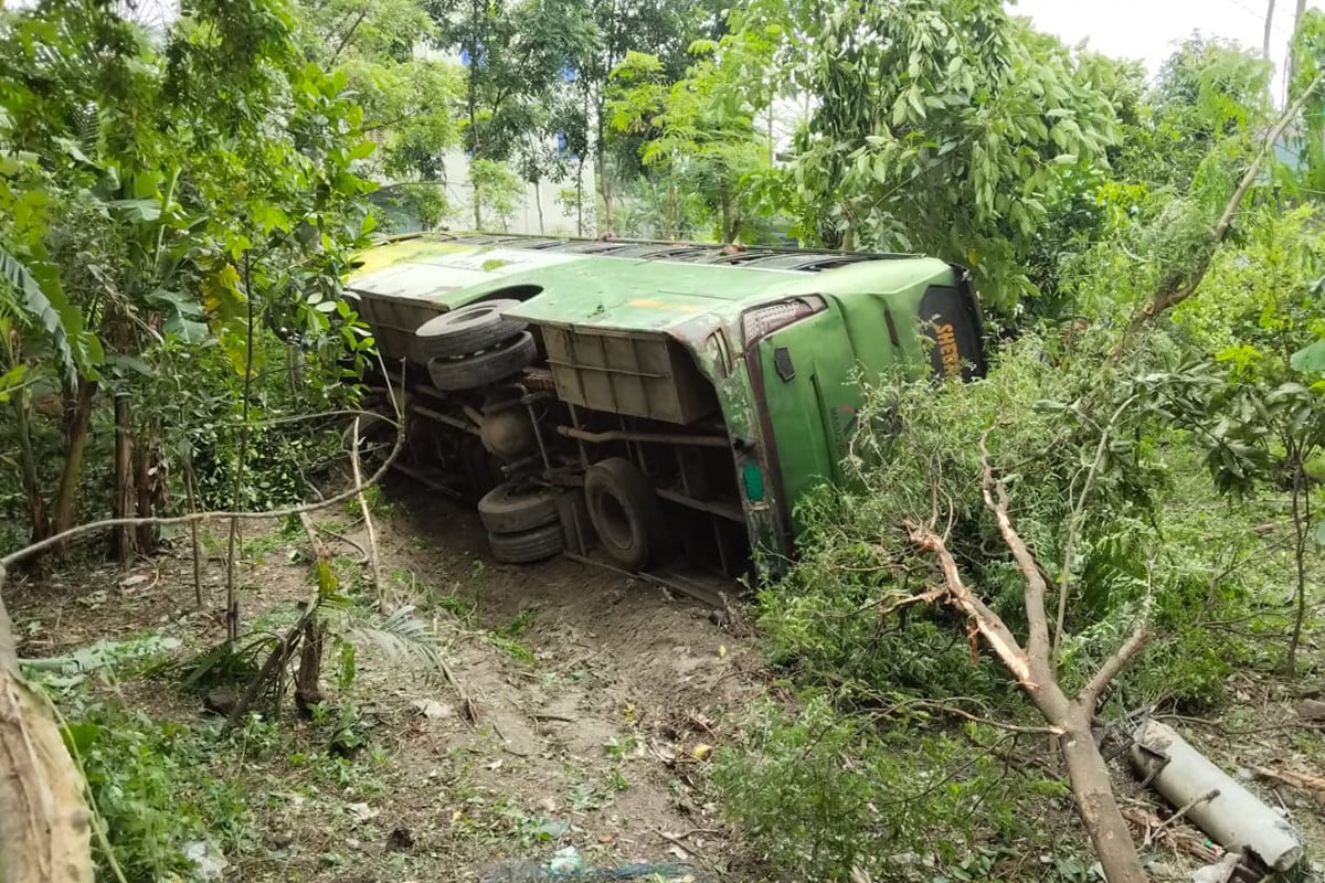 গোপালগঞ্জে যাত্রীবাহী বাস খাদে, নারী-শিশুসহ আহত ২৫