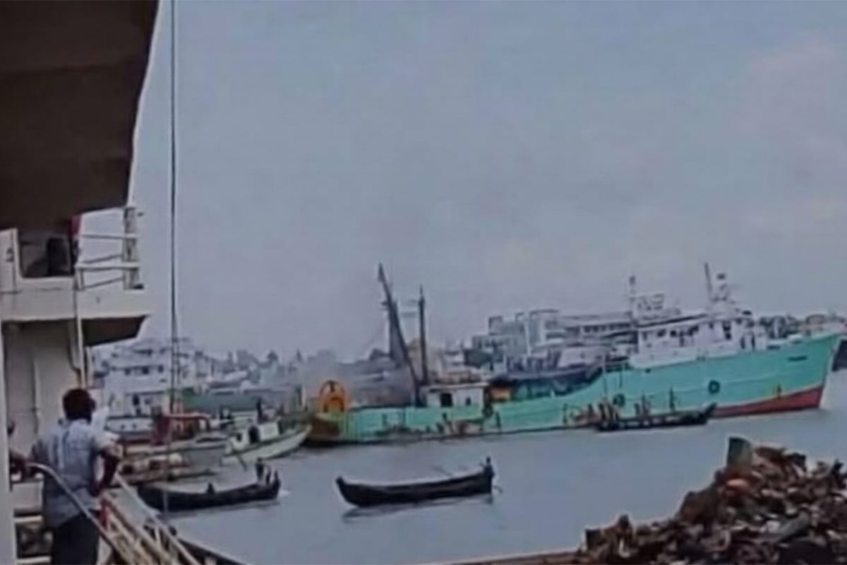 কর্ণফুলী নদীতে ট্রলারে আগুন, দগ্ধ ৬